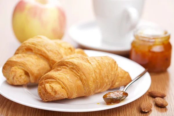 Croissant with jam for breakfast — Stock Photo, Image