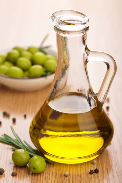 Olivenöl und Oliven — Stockfoto
