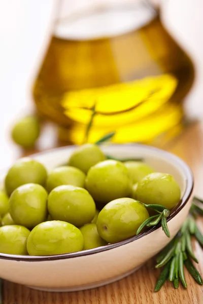 Azeitonas verdes e azeite — Fotografia de Stock
