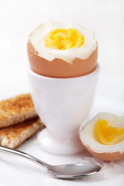 Gekookt ei in eggcup — Stockfoto
