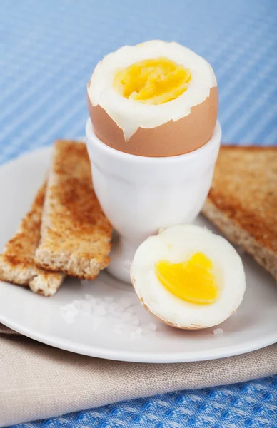 Eggcup içinde haşlanmış yumurta — Stok fotoğraf