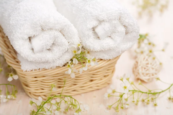 Handdoeken en bloemen — Stockfoto