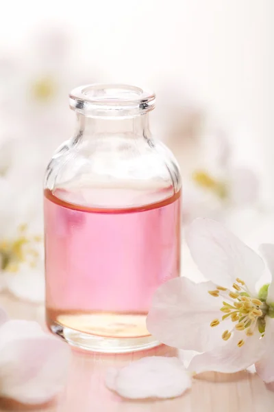 Essential oil and flowers — Stock Photo, Image