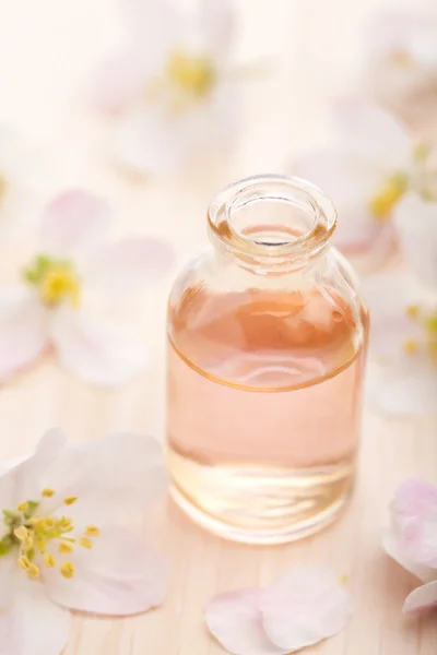 Essential oil and flowers — Stock Photo, Image
