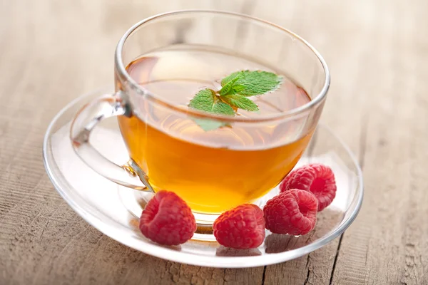 Tea with mint and berry — Stock Photo, Image