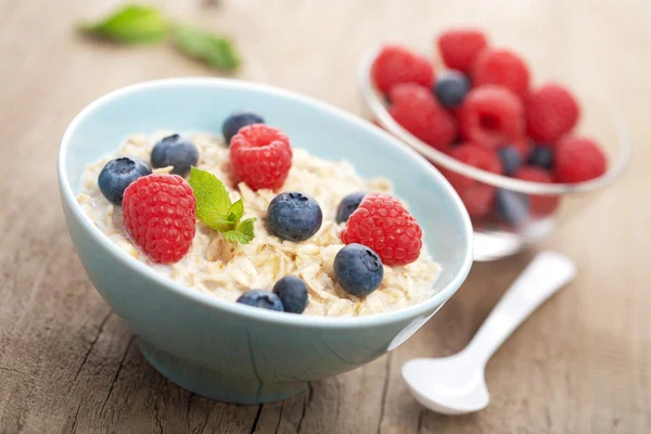 Porridge with fresh berries — Stock Photo, Image