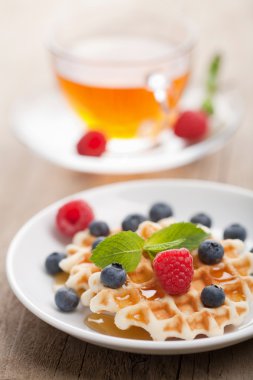 Taze böğürtlen ve ballı waffle.