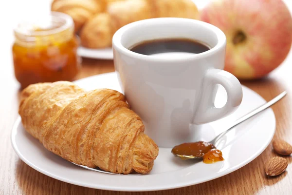 Ontbijt met koffie en croissant — Stockfoto
