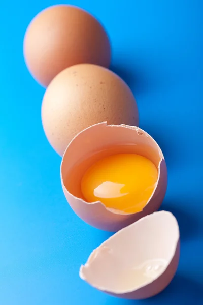 青の上の卵 — ストック写真