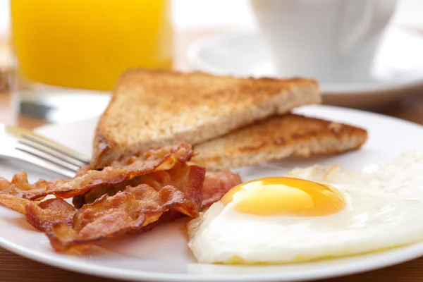 Яйце і бекон з тостами — стокове фото