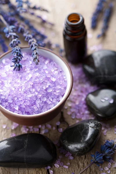 Växtbaserade salt lavendel och spa stenar — Stockfoto