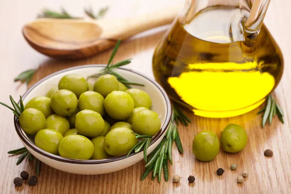 Zelené olivy a olej Stock Snímky