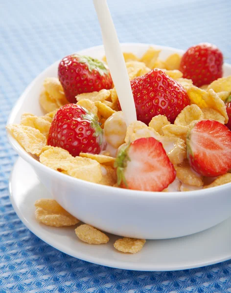 Cornflakes with strawberry — Stock Photo, Image