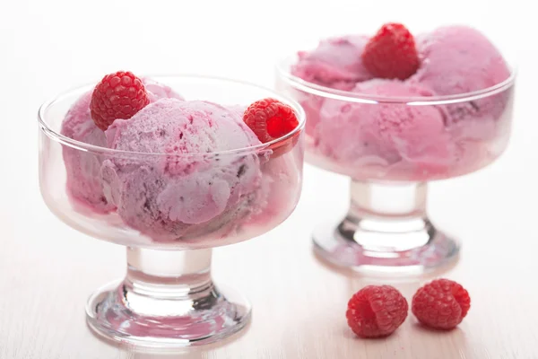 Ice cream with fresh raspberries — Stock Photo, Image