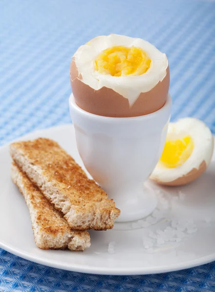 在 eggcup 中的水煮的蛋 — 图库照片