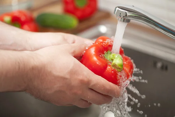 Człowiek mycie warzyw — Zdjęcie stockowe