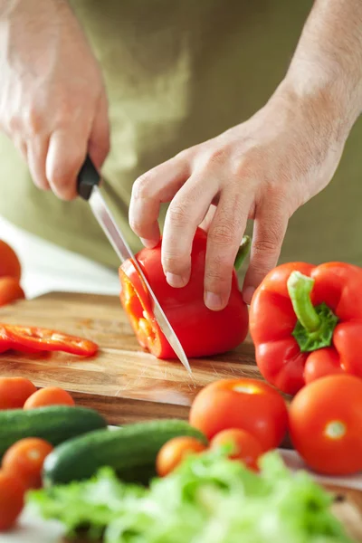 Hombre cortando verduras —  Fotos de Stock