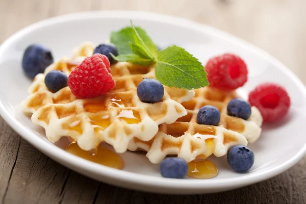 Waffles with fresh berries and honey — Stock Photo, Image