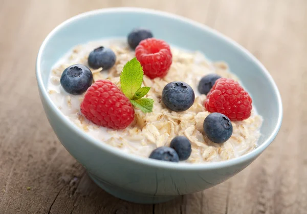 Porridge con bacche fresche — Foto Stock