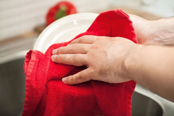 Uomo asciugare i piatti — Foto Stock
