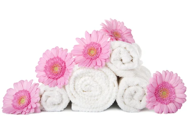 Asciugamani e fiori isolati — Foto Stock