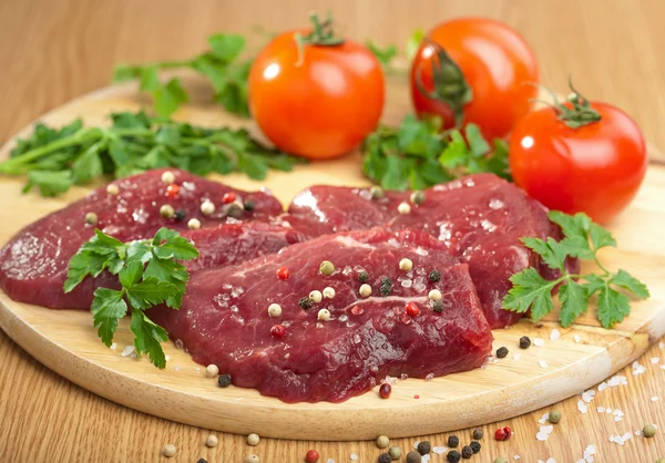 Syrové hovězí maso s kořením — Stock fotografie