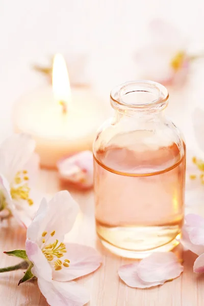 Ätherisches Öl und Blumen — Stockfoto
