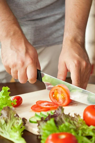 Uomo taglio verdure — Foto Stock