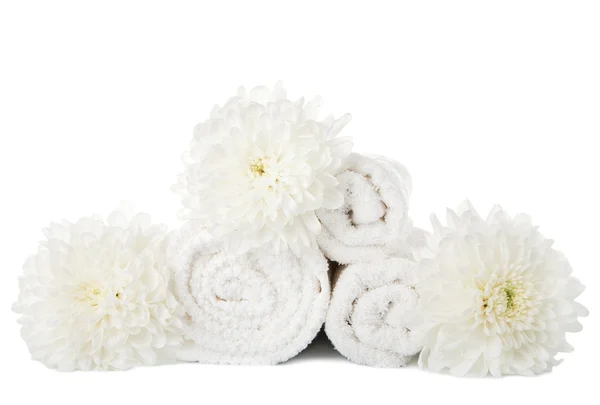 Towels and flowers isolated — Stock Photo, Image
