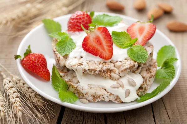 stock image Crisp bread with cottage cheese and berries