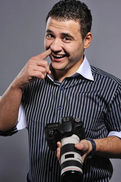 Homem engraçado com uma câmera digital — Fotografia de Stock