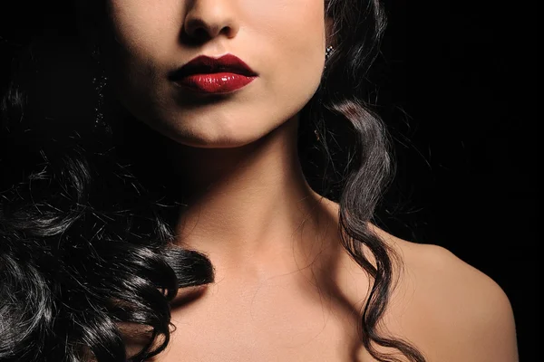 Close-up portrait of a beautiful brunette woman — Stock Photo, Image