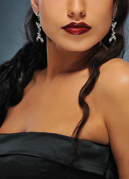 Close-up portrait of a beautiful brunette woman — Stock Photo, Image
