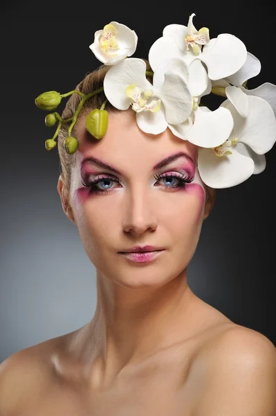 Belle femme avec maquillage créatif — Photo