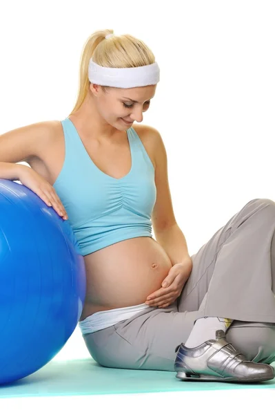 Молодая беременная женщина делает упражнения с фитнес-мяч — стоковое фото