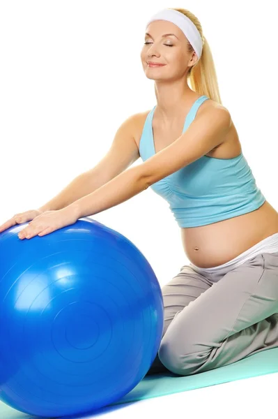Молодая беременная женщина делает упражнения с фитнес-мяч — стоковое фото