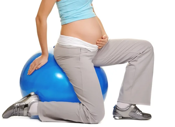 Mladá těhotná žena dělat cvičení na fitness míče — Stock fotografie
