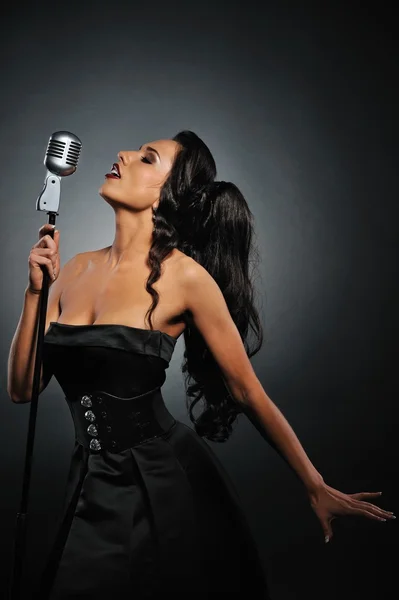 Gyönyörű barna nő énekel — Stock Fotó