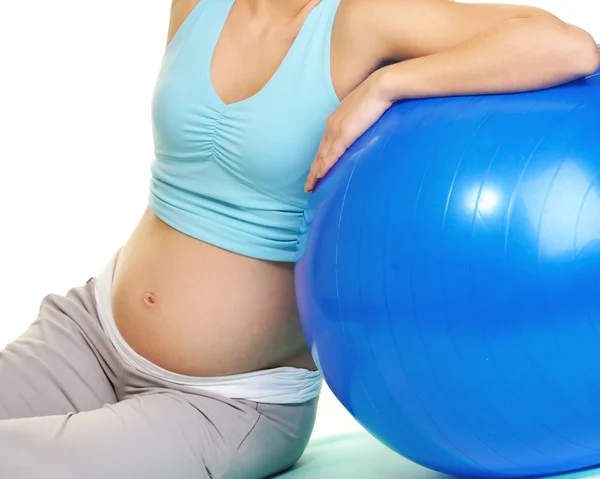 Mujer embarazada joven haciendo ejercicio con una pelota de fitness —  Fotos de Stock