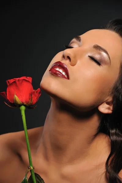 붉은 장미를 든 아름다운 여인의 초상화 — 스톡 사진
