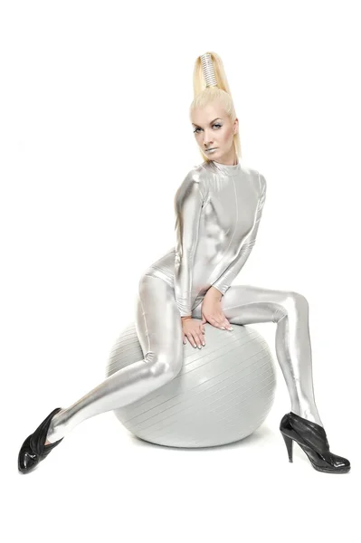 Mulher cibernética bonita sentado em uma bola de prata — Fotografia de Stock