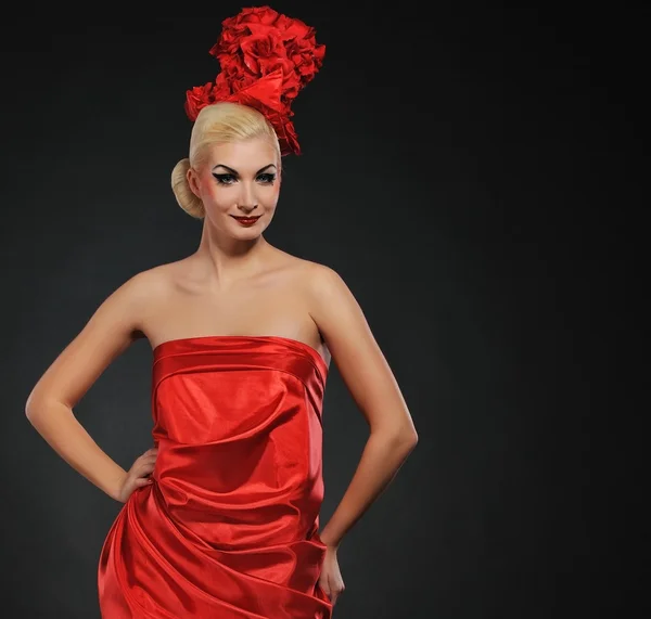 Hermosa dama en vestido rojo — Foto de Stock
