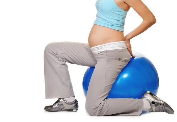 Έγκυος γυναίκα κάνοντας την γυμναστική σου σε μια μπάλα γυμναστικής — Φωτογραφία Αρχείου