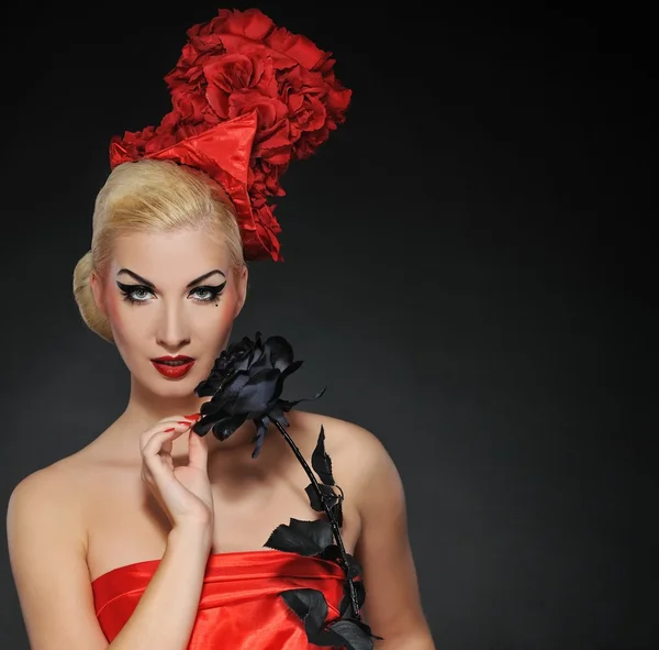 Vacker dam med svart ros. närbild porträtt — Stockfoto