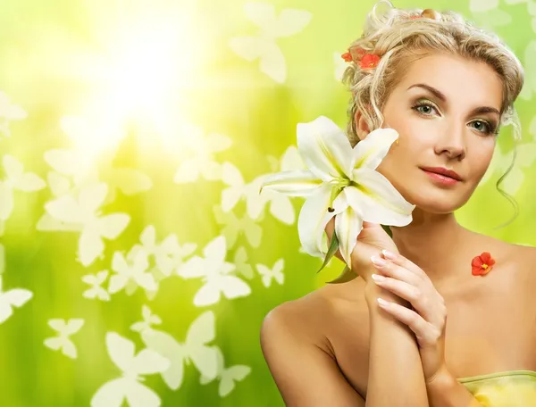 Belle jeune femme avec des fleurs fraîches dans les cheveux. Concept de printemps . — Photo