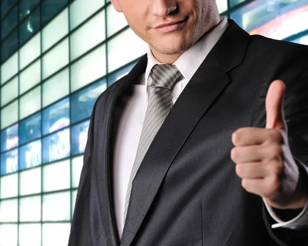 Feliz hombre de negocios mostrando su pulgar hacia arriba con sonrisa — Foto de Stock