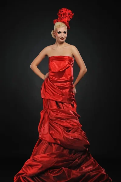 Kırmızı elbiseli güzel Bayan — Stok fotoğraf