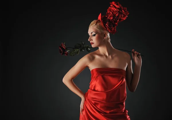 Bella signora con una rosa — Foto Stock