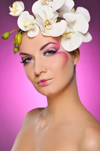 Красивая женщина с креативным макияжем — стоковое фото
