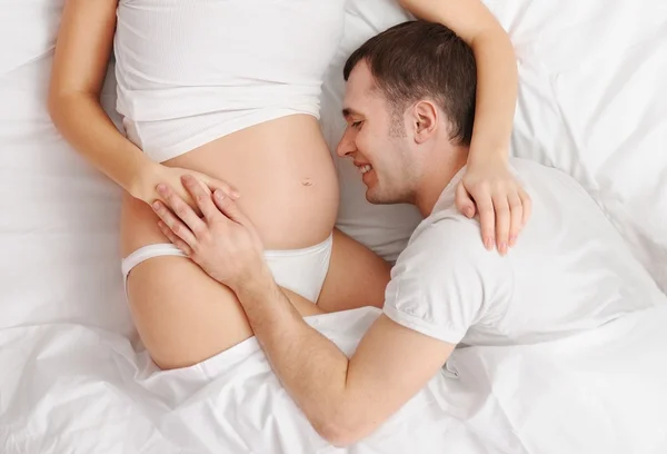 Adorable pareja esperando un bebé —  Fotos de Stock